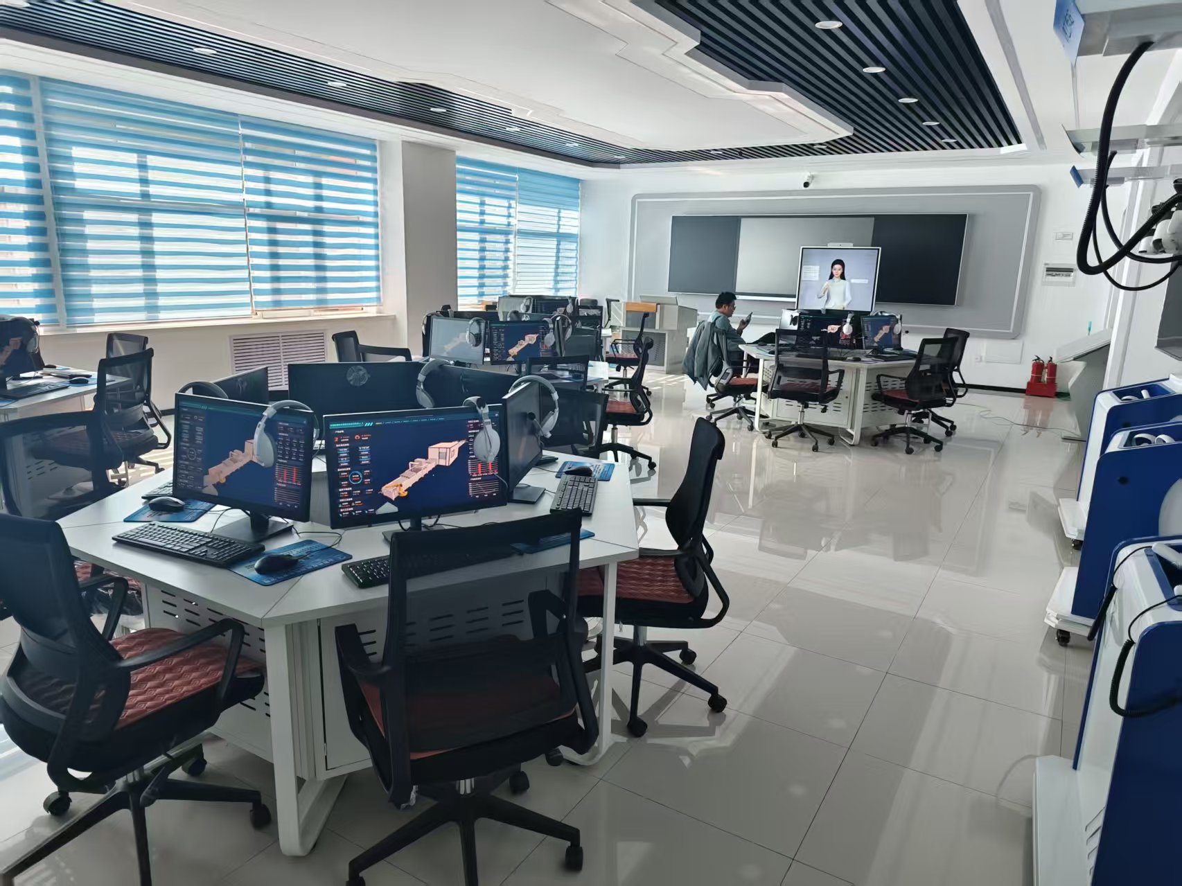 數字人導師賦能玻璃鍍膜虛擬仿真實訓軟件革新！